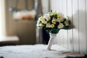 Agar Kekasih Makin Bahagia Berikan Hand Buket Lamaran Dengan Bunga