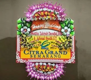 karangan bunga papan happy wedding